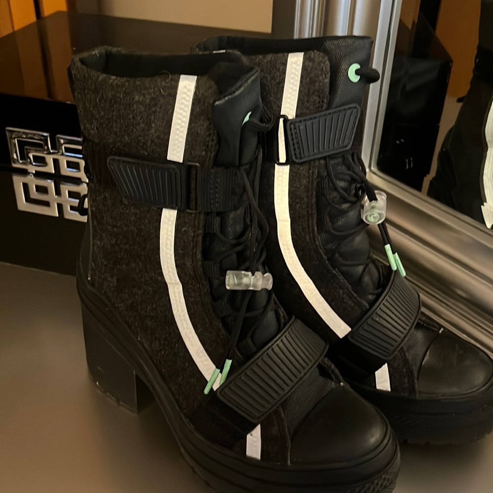 Converse lug soled heeled boots size 6.5